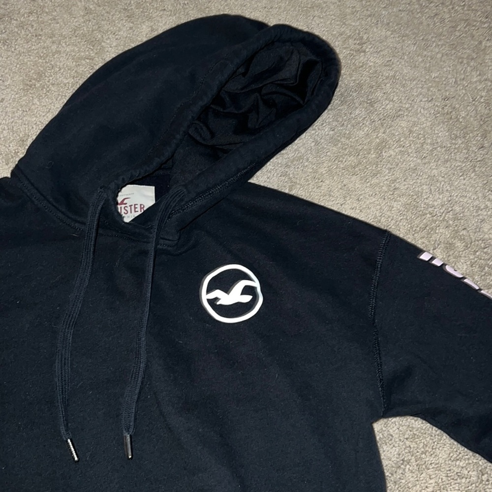 pink black and white hollister cropped hoodie